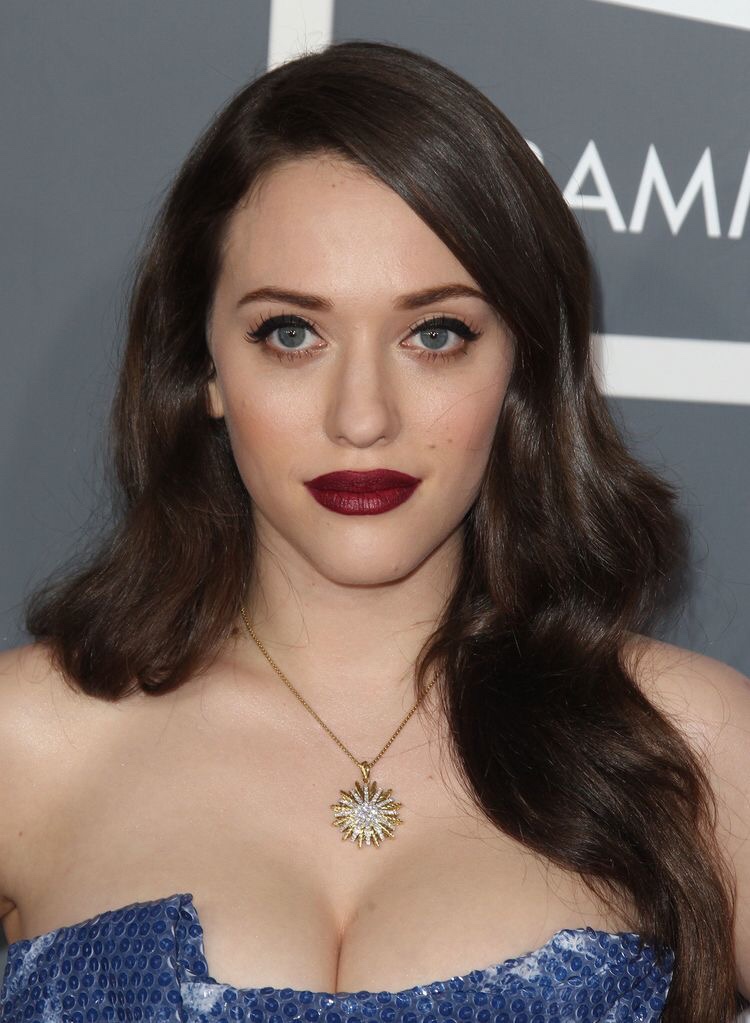 10 Amazing Milky Cleavage Pictures of Kat Dennings.